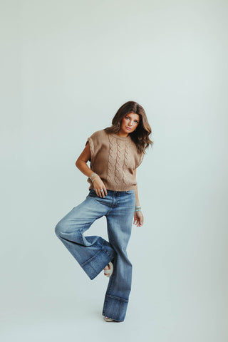 	•	Women’s brown cable knit sweater vest, sleeveless knit top for layering
	•	Cozy brown knit vest for women, relaxed oversized fit with waist-length hem
	•	Classic cable knit sweater vest in brown, soft acrylic fabric
	•	Layered fall outfit with women’s brown sleeveless knit vest and denim jeans
	•	Brown knit vest for women, versatile layering piece for casual or chic looks