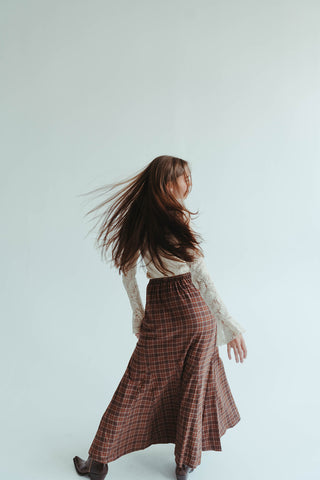 Fall plaid maxi skirt for woman, high waisted maxi skirt, vintage maxi skirt, red skirt, brown skirt, western chic outfits, western inspired 